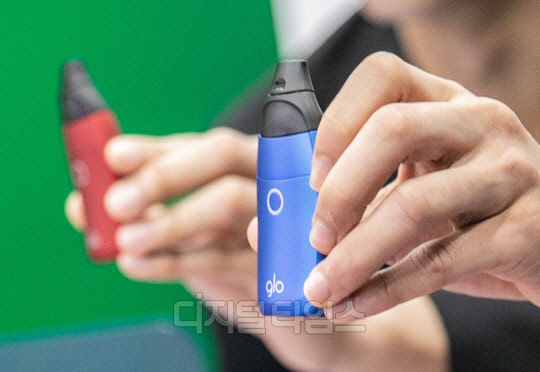 모델들이 BAT코리아의 신제품 전자담배 '글로 센스'를 선보이고 있다. 박동욱 기자 fufus@